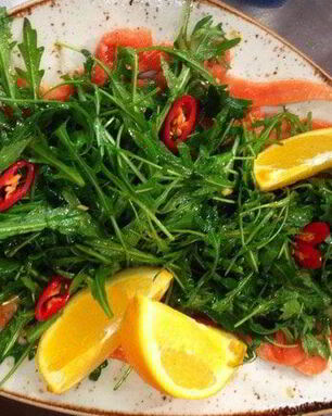 Теплое карпаччо из чавычи с руколой в апельсиновой заправке