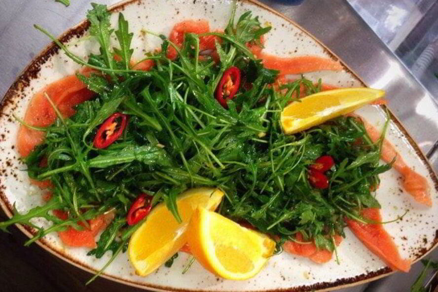 Рецепт теплого карпачча из чавычи с руколой в апельсиновой заправке