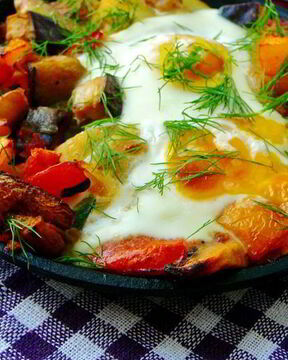 Картофель с шампиньонами и яичницей