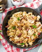 Сливочная яичница-болтунья с грибами и беконом