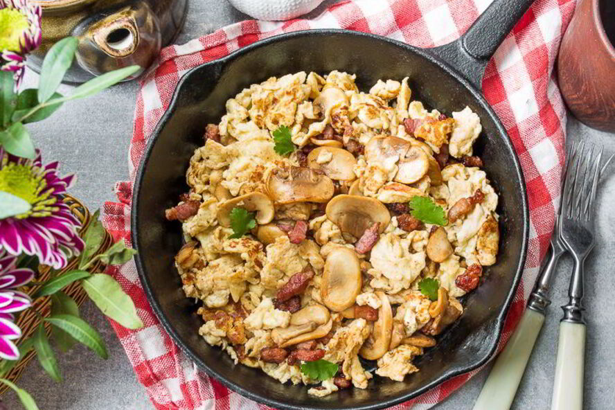 Рецепт сливочной яичницы-болтуньи с грибами и беконом