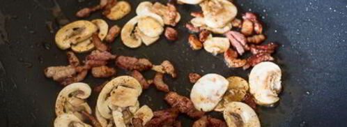 сливочная яичница-болтунья с грибами и беконом. Шаг 5