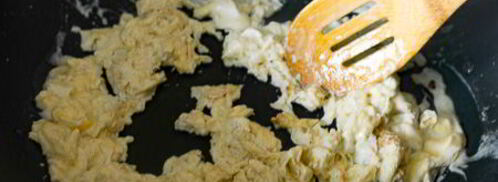 сливочная яичница-болтунья с грибами и беконом. Шаг 6