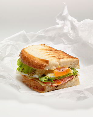 Сэндвич с яичницей, беконом и сыром