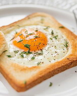 Сытная яичница на тостах