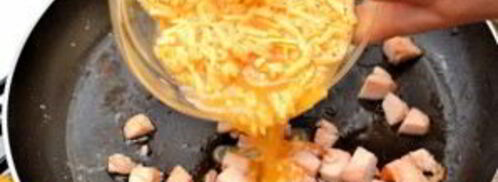 яичница-болтунья с копченостями. Шаг 6