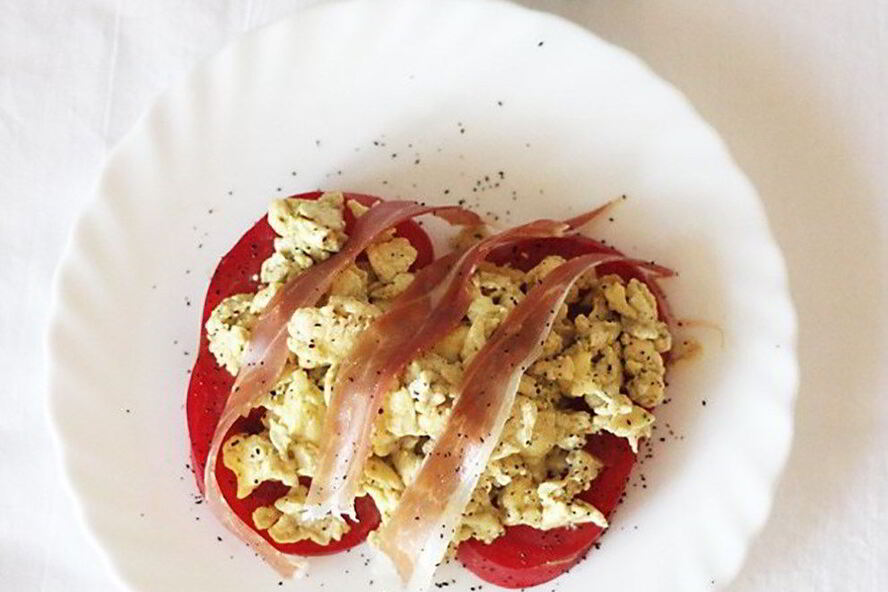 Рецепт яичницы-болтуньи с песто и прошутто