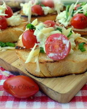 Яичница-болтунья с сыром джюгас на хрустящих тостах