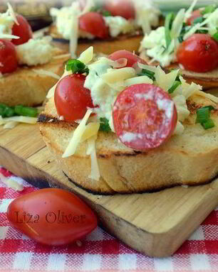 Яичница-болтунья с сыром джюгас на хрустящих тостах