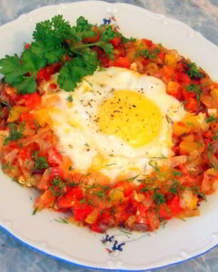 Яичница глазунья с овощами