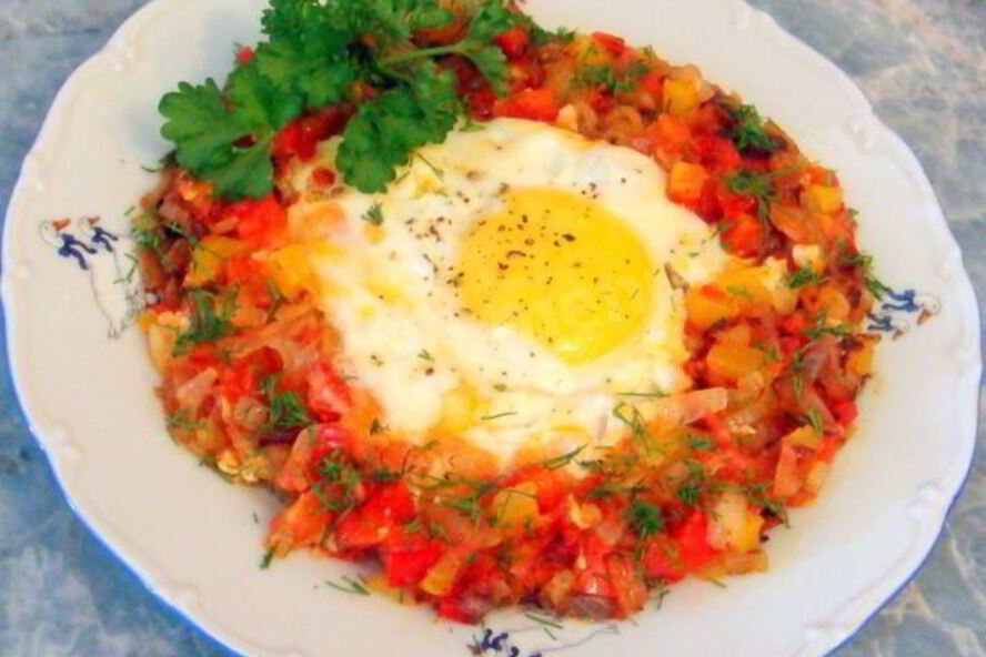 Рецепт яичницы глазунья с овощами