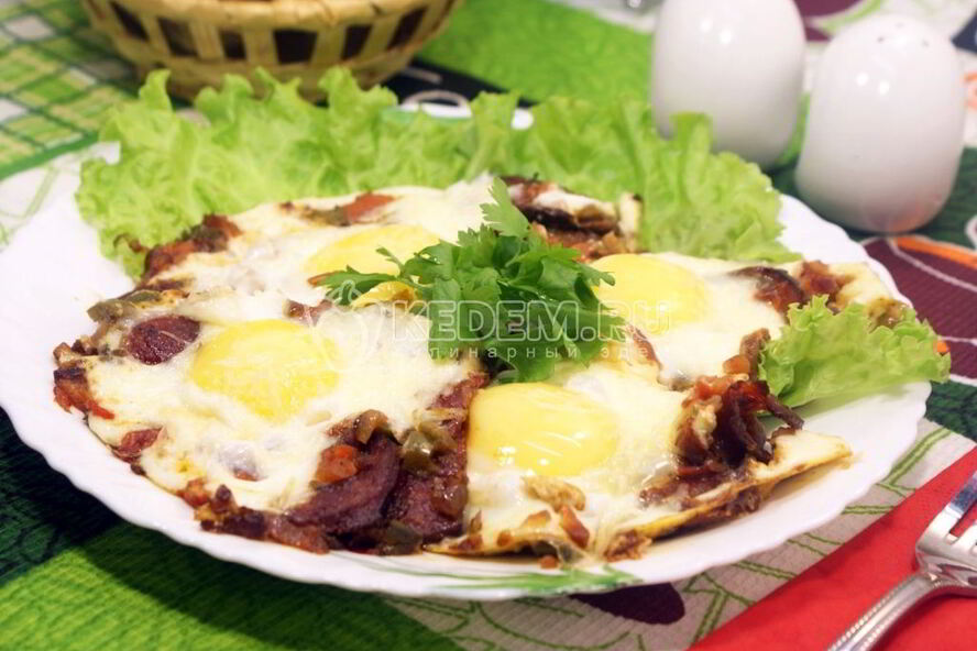 Рецепт яичницы глазунья с помидорами и халапеньо