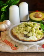 Яичница с беконом и авокадо