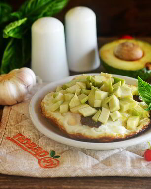 Яичница с беконом и авокадо