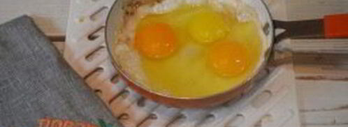 яичница с беконом и авокадо. Шаг 2