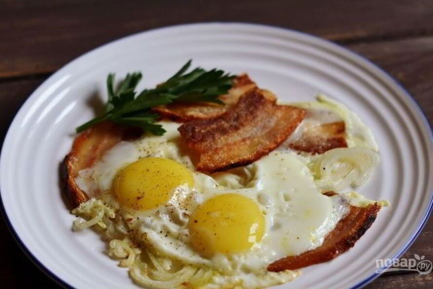 Рецепт яичницы с беконом
