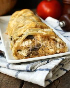 Яичница с филе и грибами в слоеном тесте