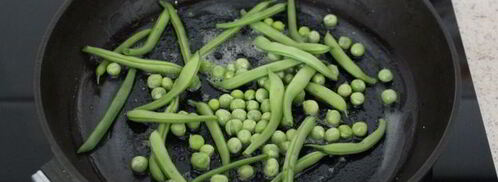 яичница с горошком и стручковой фасолью. Шаг 8