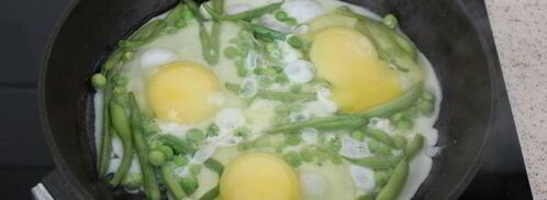 яичница с горошком и стручковой фасолью. Шаг 9