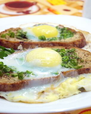 Яичница с гренками и зеленью