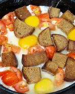 Яичница с гренками