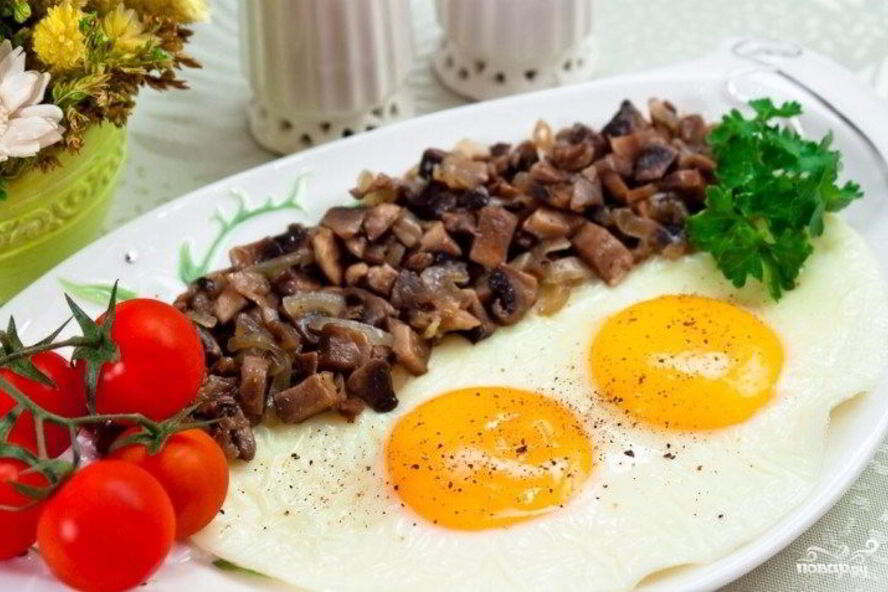 Рецепт яичницы с грибами и луком