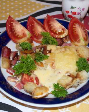 Яичница с колбасой и хлебом