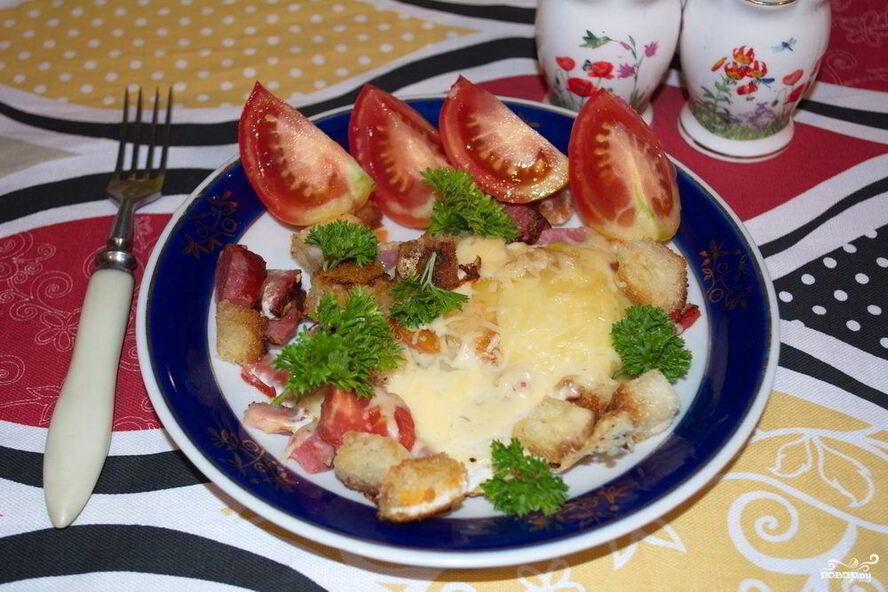 Рецепт яичницы с колбасой и хлебом