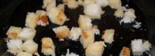 яичница с колбасой и хлебом. Шаг 2