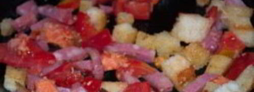 яичница с колбасой и хлебом. Шаг 3