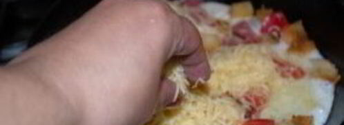 яичница с колбасой и хлебом. Шаг 4