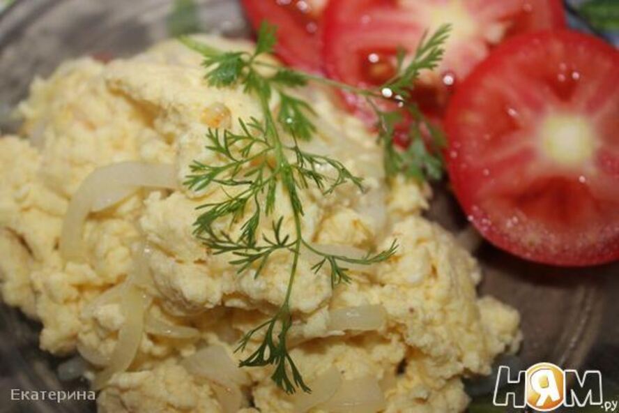 Рецепт яичницы с луком