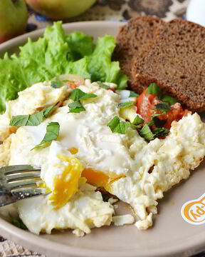 Яичница с помидорами и базиликом