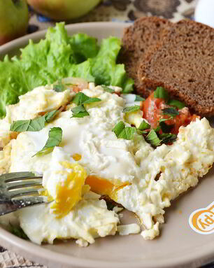 Яичница с помидорами и базиликом