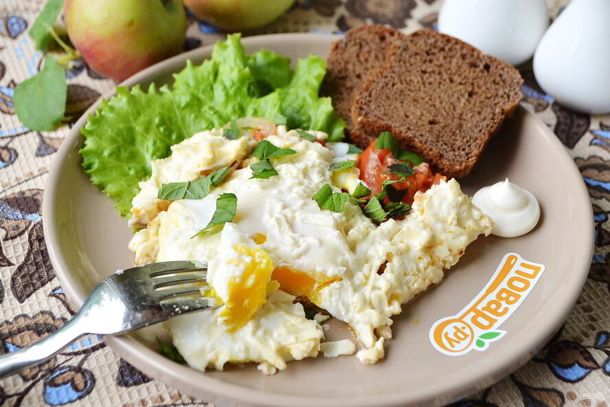 Рецепт яичницы с помидорами и базиликом