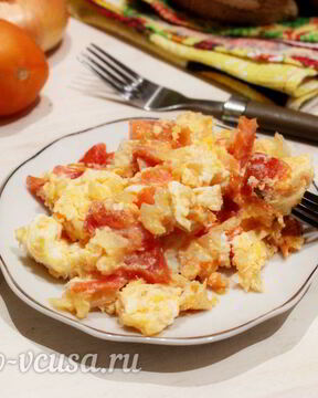 Яичница с помидорами и луком