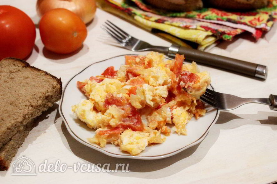 Рецепт яичницы с помидорами и луком