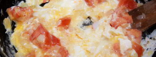 яичница с помидорами и луком. Шаг 6