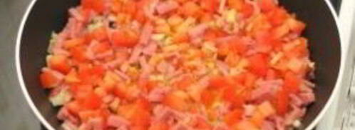 яичница с помидорами и ветчиной. Шаг 7