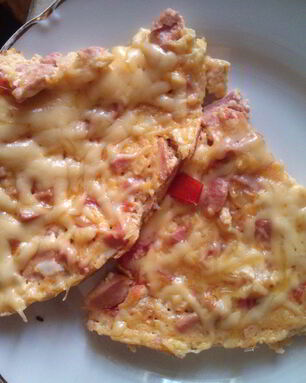 Яичница с сосисками и помидорами