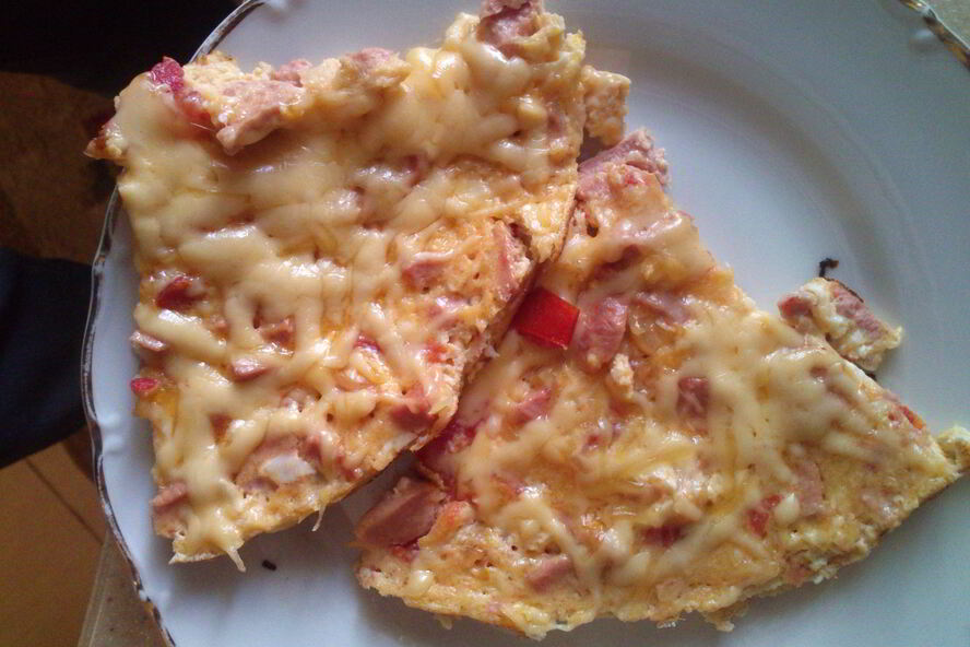 Рецепт яичницы с сосисками и помидорами