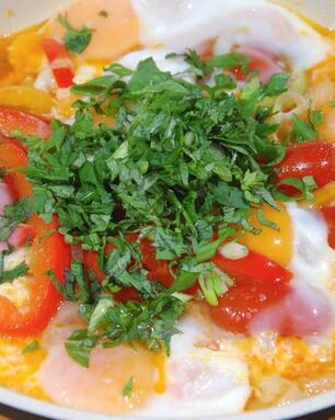 Яичница со сладким перцем, луком и помидорами