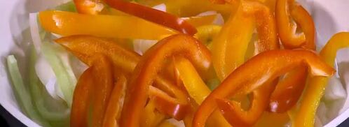 яичница со сладким перцем, луком и помидорами. Шаг 3