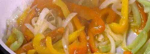 яичница со сладким перцем, луком и помидорами. Шаг 5