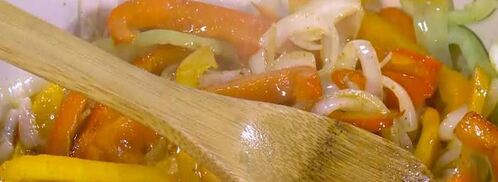 яичница со сладким перцем, луком и помидорами. Шаг 6