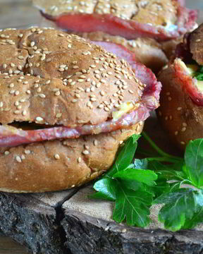 Яичница в булочке с ветчиной