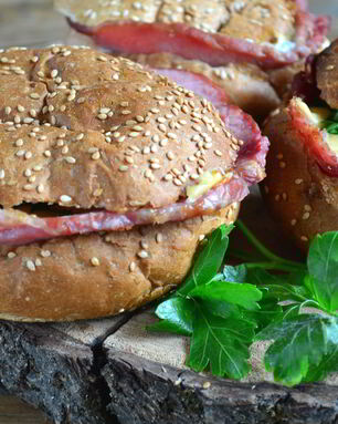 Яичница в булочке с ветчиной