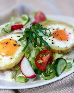 Яичница в картофеле