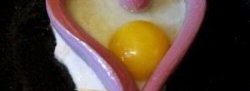 яичница в сосиске сердечком. Шаг 3