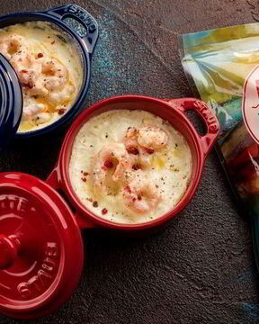 Запеченная яичница с креветками